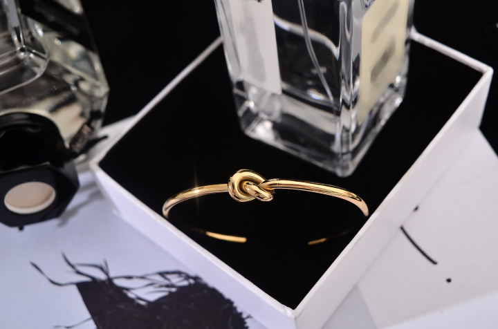 Phiên bản vòng đeo tay vàng hồng 18K của Nhật Bản và Hàn Quốc cho phụ nữ mở vòng đeo tay thời trang Châu Âu và Mỹ cá tính vòng tay pandora pnj