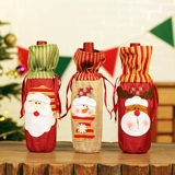 Рождественские украшения, белье, красное вино, пивная бара бара магазин окна сцены сцены с красной рождественской шляпой