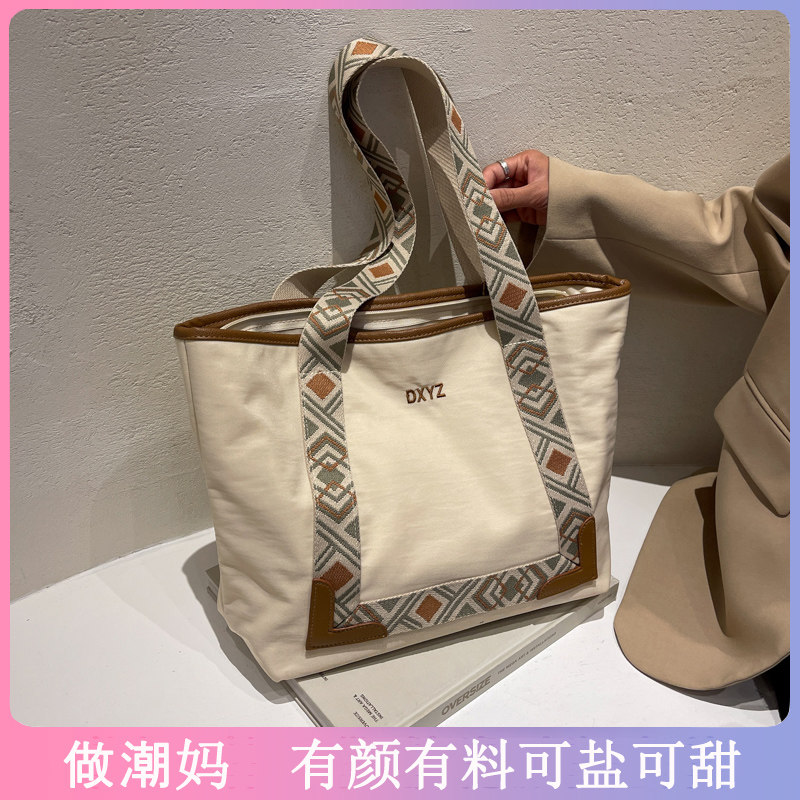 Canvas mommy bag large capacity trendy 2021 new mother and baby bag fashion simple ethnic style all-match commuter tote bag