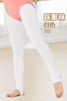 Белые пружины и летние ступенчатые носки