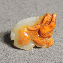 Stunned dialect Hetian jade Xinjiang Huangqin skin white jade seed material floating blue and white three-color Pixiu hanging pendant R2