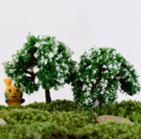 Зеленое дно белый цветок 1 дерево