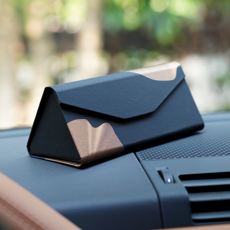 Men's and Women's Pressure-Resistant and Drop-Resistant Sunglasses Case, Fashionable and Personalized Triangular Foldable Gold Ring Myopia Glasses Case