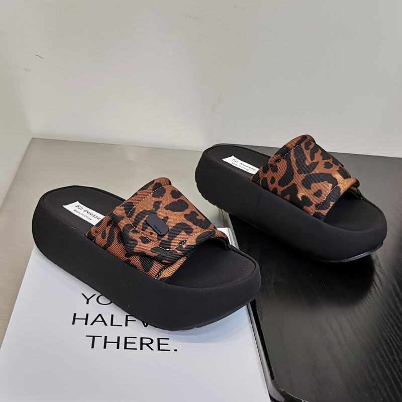 Trendy Leopard Print Platform Casual Slip-On Sandals 2026 Summer Hot Style Versatile Height-Increasing Platform Sandals