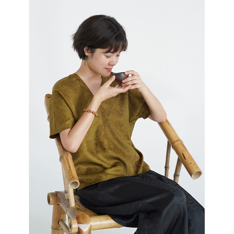 There is no good view city hand-dyed fragrant cloud yarn hollow jacquard V-neck short-sleeved pullover (Hua Luo • Jingke)