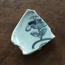 Mid-Ming Dynasty Hongzhi Zhengde blue and white flower and bird bowl base porcelain specimen coaster coaster saucer ancient porcelain fragments from the Ming and Qing Dynasties