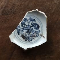 A blue and white bowl porcelain fragment specimen from the Hongzhi and Zhengde period in the mid-Ming Dynasty. A reference specimen for ancient porcelain identification and gold repair.