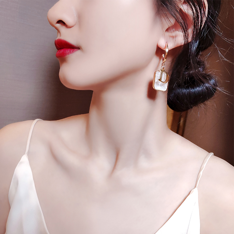 South Korea's Advanced Atmosphere 2023 new D - family letter long - faced thin earrings design goddess
