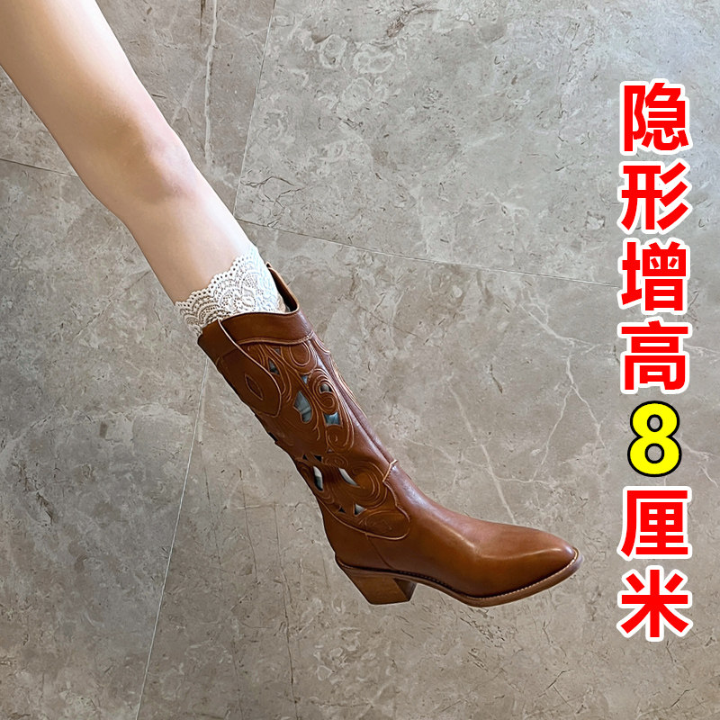 レトロなブラウンの乗馬ブーツ、2026年夏の新スタイル、くり抜かれた刺繍入りウエスタンカウボーイブーツ、隠しウェッジヒールのロングブーツ、トレンディ。