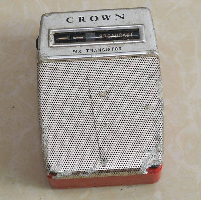 CROWN TR-680 antique pocket transistor radio