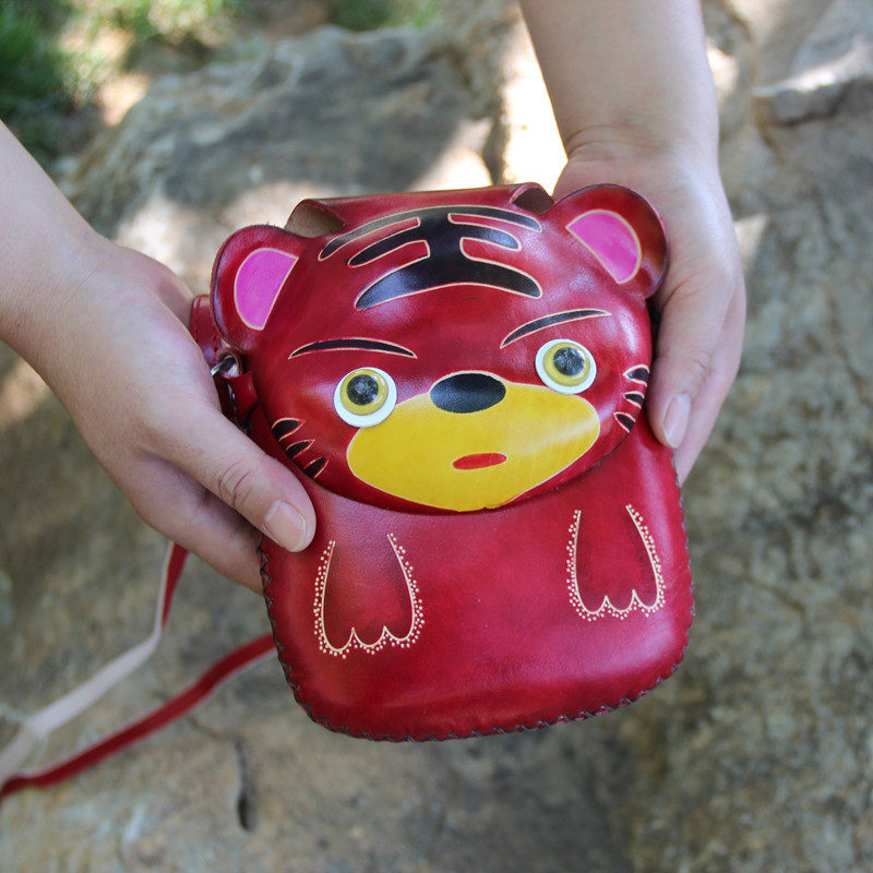 Drizzle point genuine leather mobile phone bag Little Tiger cartoon Shoulder Bag Double Shoulder Bag Children Student Hard Leather Face Stereotype