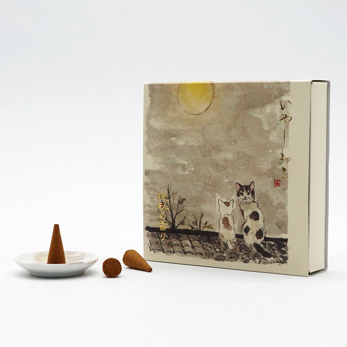 Imported from Japan Xiangcaitang Healing Cat Series Late Autumn Home Interior Purification Burning Incense Tower Incense Spot