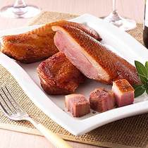 Smoked Duck Breast sushi Shop West Restaurant with sushi cuisine Purple Vegetable packed rice with a meal of about 250g