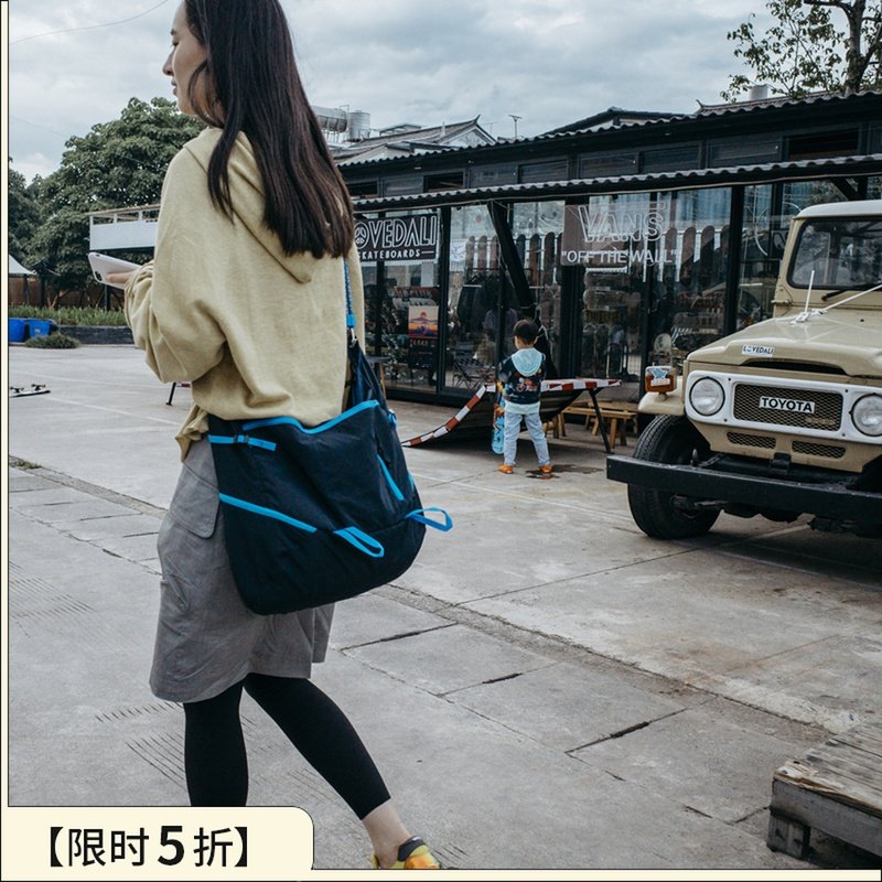 Walking non-stop design sense of color oblique cross mountaineering bag female zipper