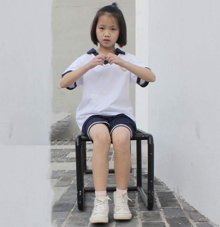 Quảng Châu Tianhe Quận Long Khẩu Tây đồng phục trường tiểu học phụ huynh tùy chỉnh mùa hè trắng giản dị cổ V quần ngắn tay phù hợp với - Đồng phục trường học / tùy chỉnh thực hiện bộ cotton đẹp cho trẻ mầm non