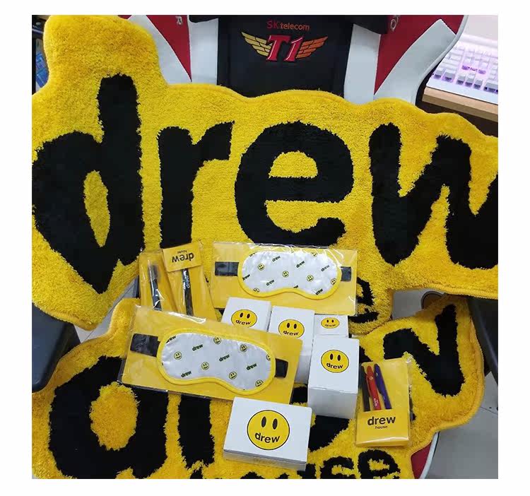 ковер 潮物woo drew house  logo rug 贾斯丁比伯快闪限定居家字母地毯