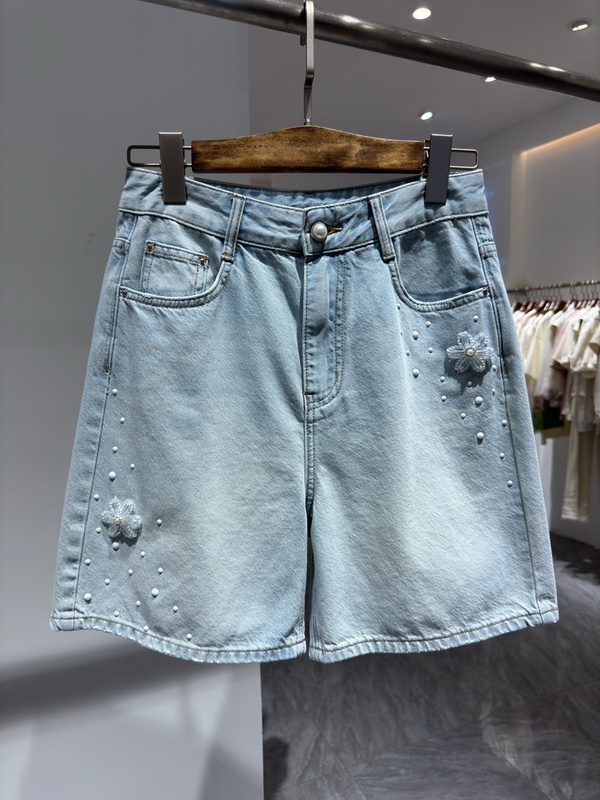 European Station 2026 Summer Women's New Style Natural Waist Two-Pocket Beaded Floral Versatile Short Denim Pants European Goods