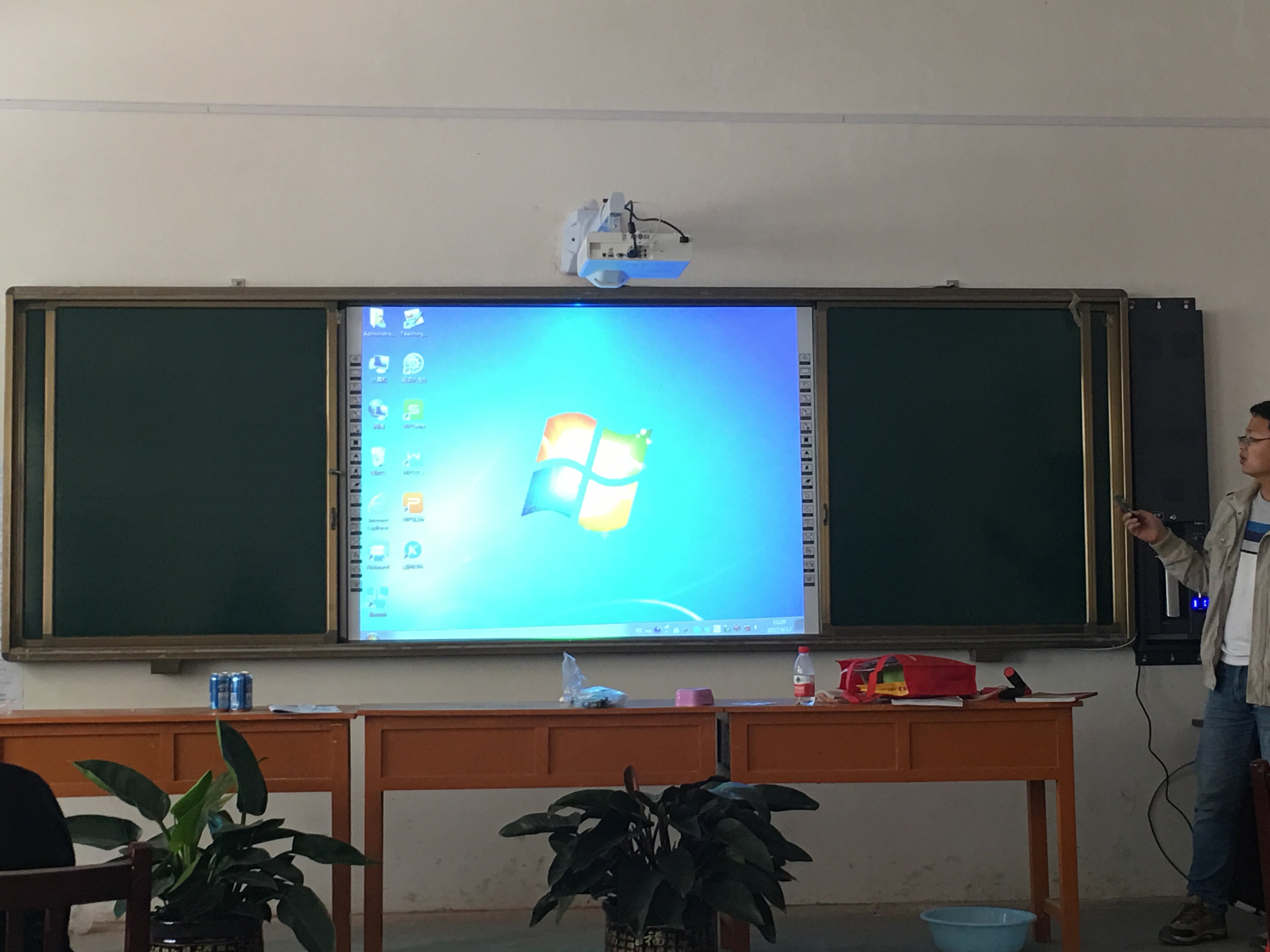 Teaching one machine Projector Electronic whiteboard two - in - one push and pull green board multimedia classroom