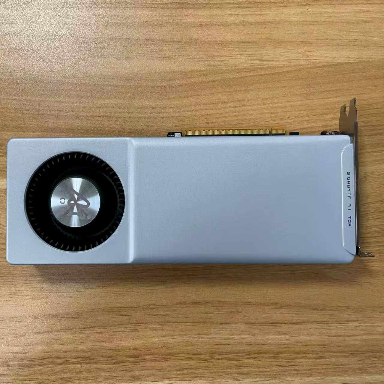 Видеокарта Gigabyte Radeon R9700 AI TOP в заводской упаковке