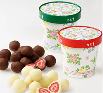 Spot Japanese snacks imported chocolate Hokkaido Liuhua Pavilion strawberry sandwich milk black and white chocolate 60g