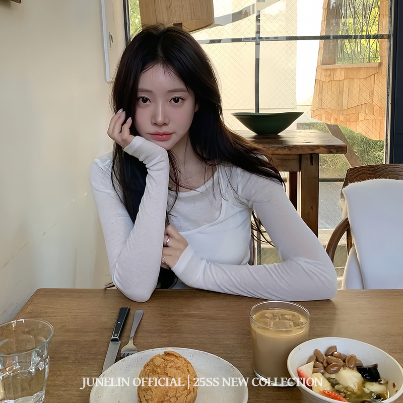 June Lin, a Korean Blogger, Wears the Same Stylish and Versatile White Layered Camisole Slim-Fit Long-Sleeve Top for Women as an Inner Layer T-Shirt June Lin, a Korean Blogger, Wears the Same Stylish and Versatile White Layered Camisole Slim-Fit Long-Sleeve Top for Women as an Inner Layer T-Shirt