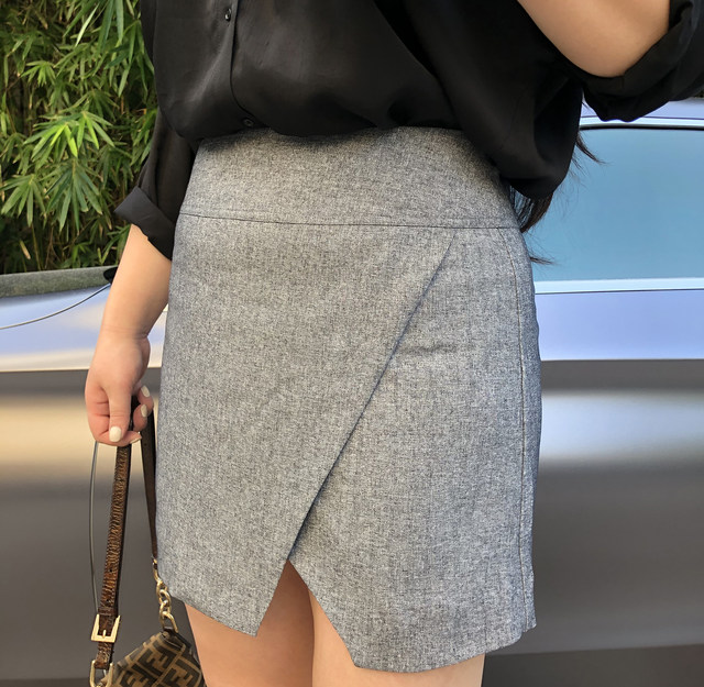 ພິເສດ MISSBIGGIE European and American large size slimming boutique versatile OL stacked placket flower grey thin material skirt short skirt