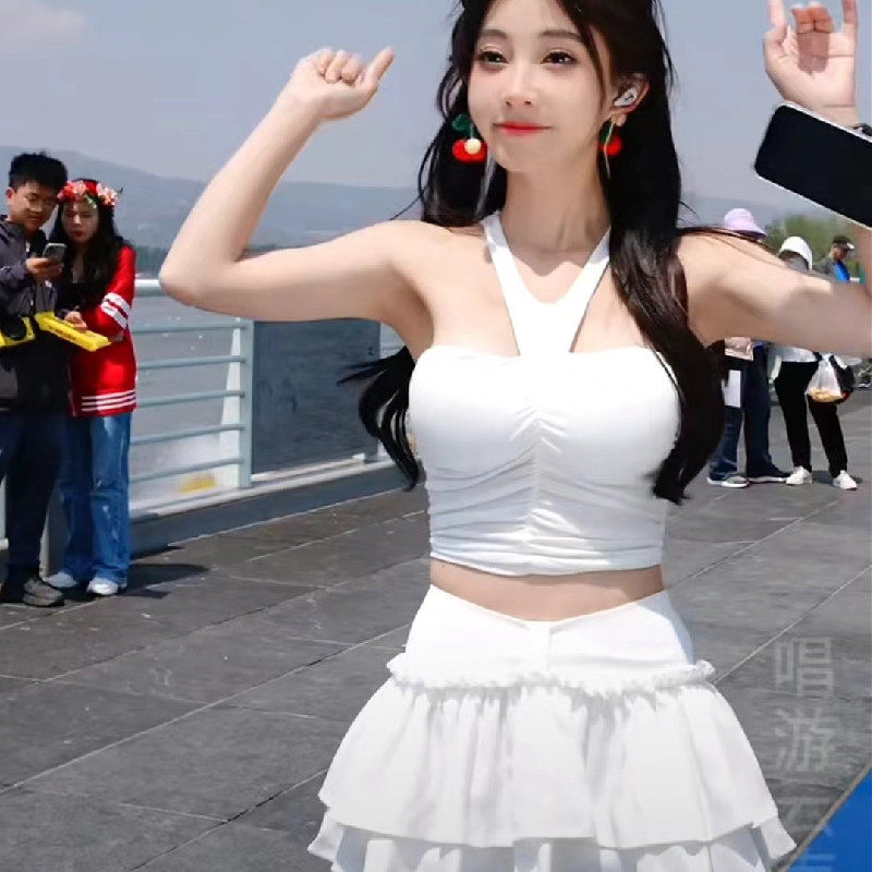 Feng Timoの人気TikTokホルターネックプリーツタイトフィットタンクトップ（ブラパッド付き）は、夏に最適で、暑くて着回しがきき、美しい背中が特徴です。