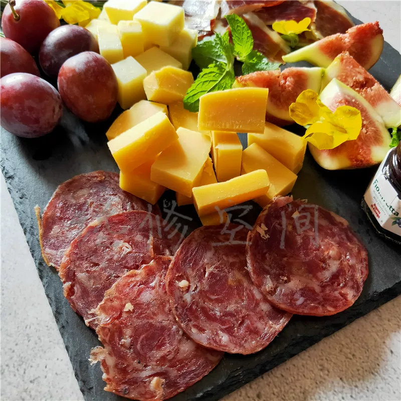 Сырная тарелка однообразная. Красная этикетка Montana Noneta Red Wine Apencele медовый иберианский хамон