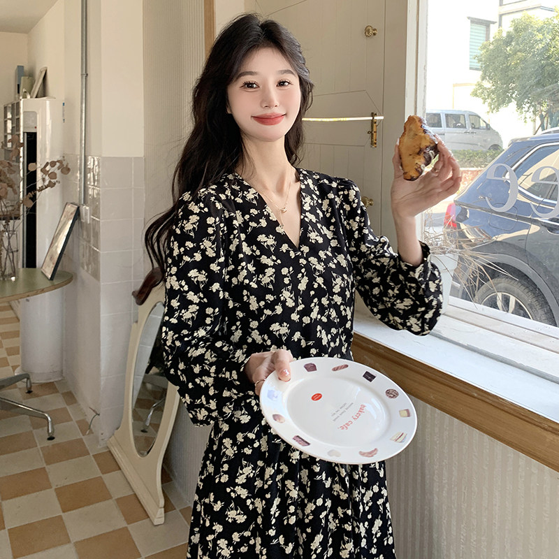 黑色法式碎花V领连衣裙女2025年秋季新款气质显瘦高级感茶歇长裙,女装连衣裙,2C375