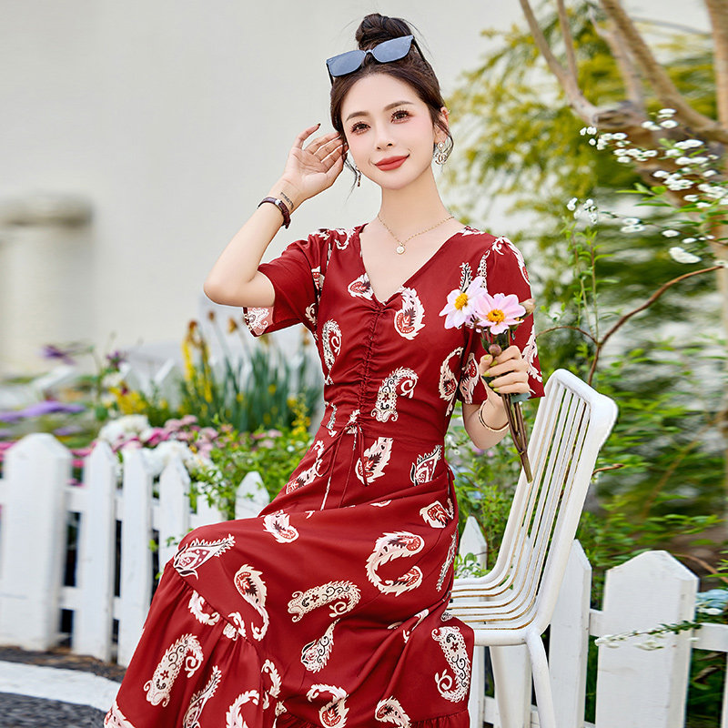 红色时尚印花抽褶连衣裙女2025夏季新款收腰显瘦女人味气质长裙子,女装连衣裙,吾爱衣