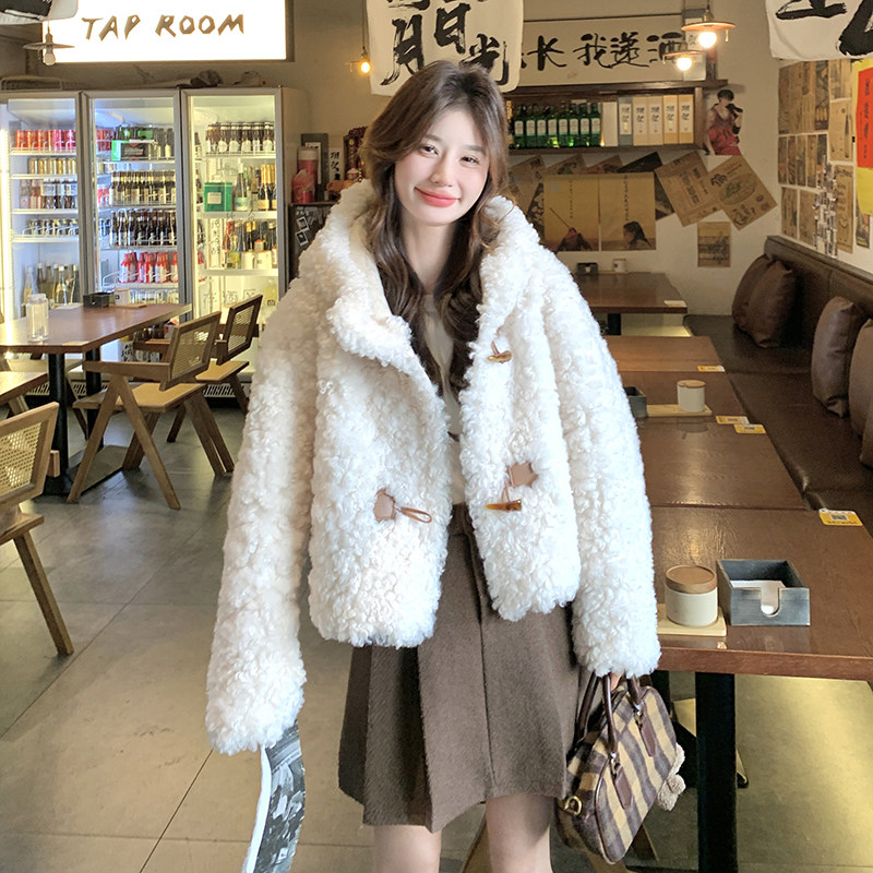 白色短款连帽羊羔毛牛角扣外套女秋冬超火好看小个子加绒加厚夹克,女装棉衣/棉服,2C166