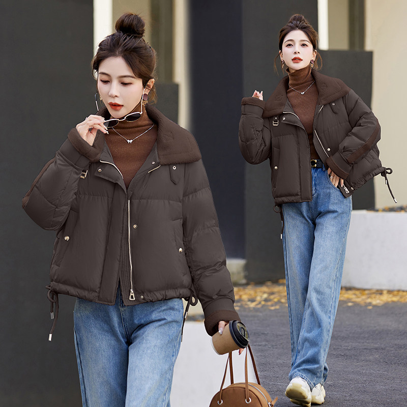 新款羽绒服女短款冬季设计感羊羔毛领拉链款白鸭绒面包服外套,女装短外套,自然秀
