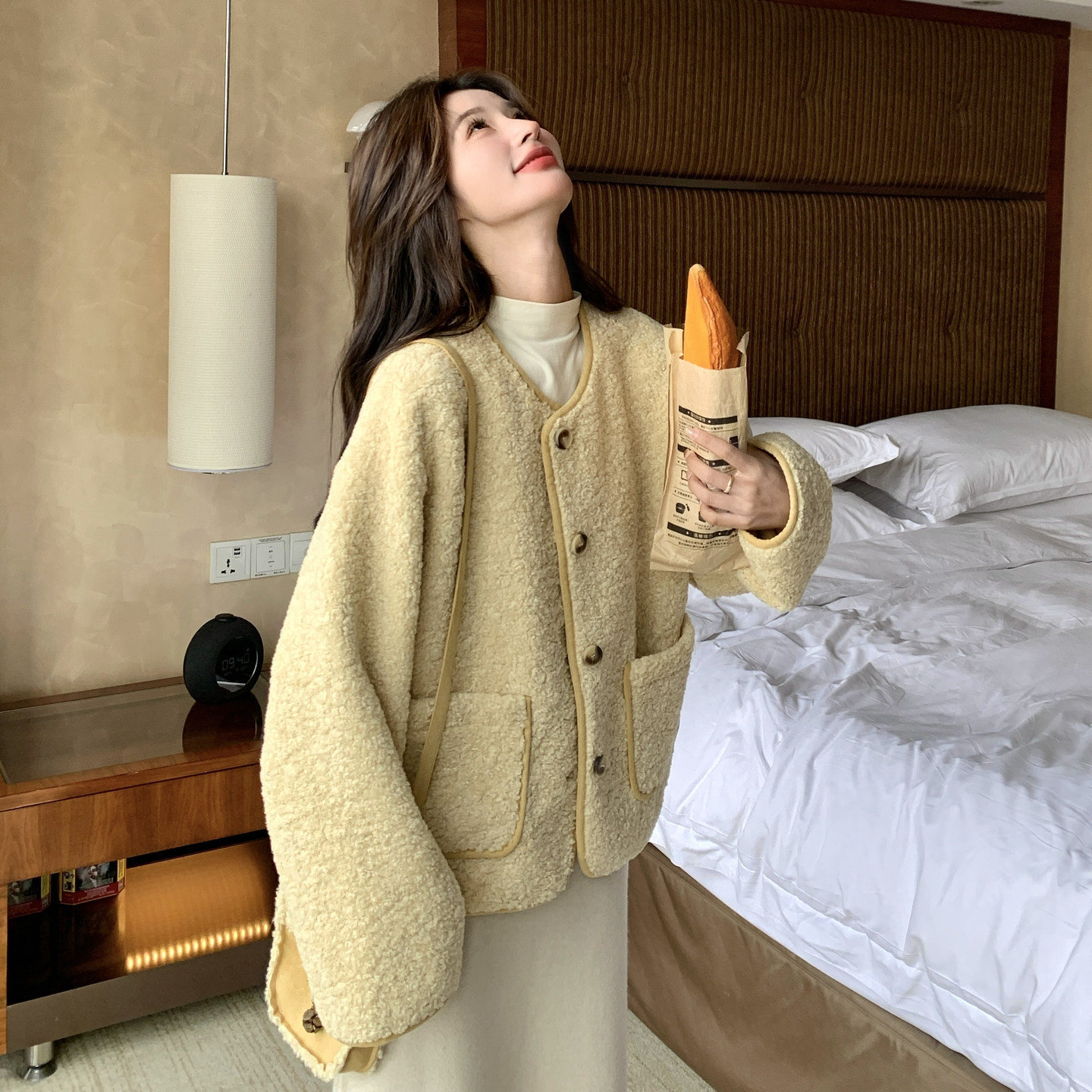 2025冬季韩系奶黄色皮毛一体减龄外套女小香风软糯慵懒加厚外套潮,女装短外套,2C259