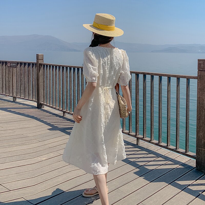 白色方领海边度假连衣裙女2023夏新款法式温柔风漂亮别致泡泡袖裙,女装连衣裙,2C088
