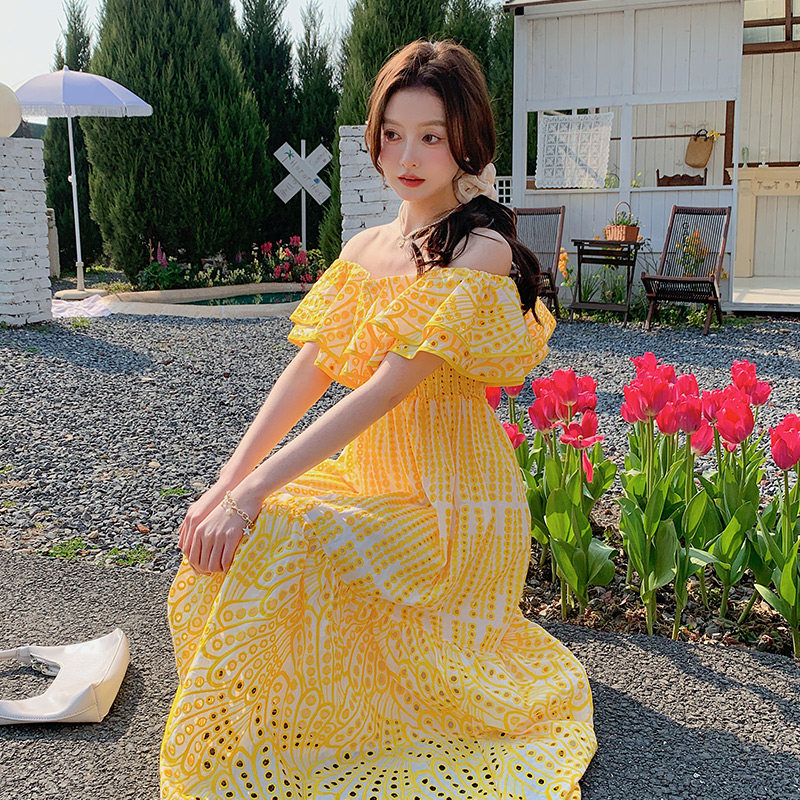 法式刺绣镂空黄色一字领露肩连衣裙女2025年夏季新款休闲显瘦长裙,女装连衣裙,2C073