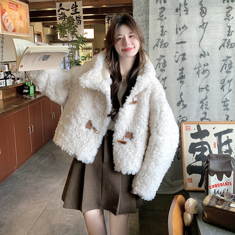 白色短款连帽羊羔毛牛角扣外套女秋冬超火好看小个子加绒加厚夹克,女装棉衣/棉服,2C166