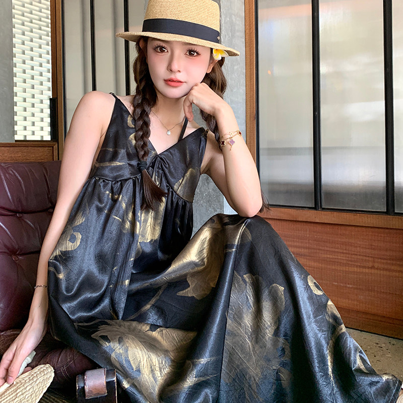 法式重工缎面烫金连衣裙女2025夏季新款度假风宽松显瘦吊带长裙子图片