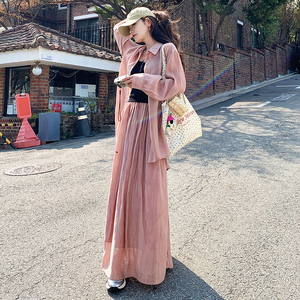 慵懒松弛感粉色防晒衫套装女夏装搭配一整套2025新款温柔风半身裙图片