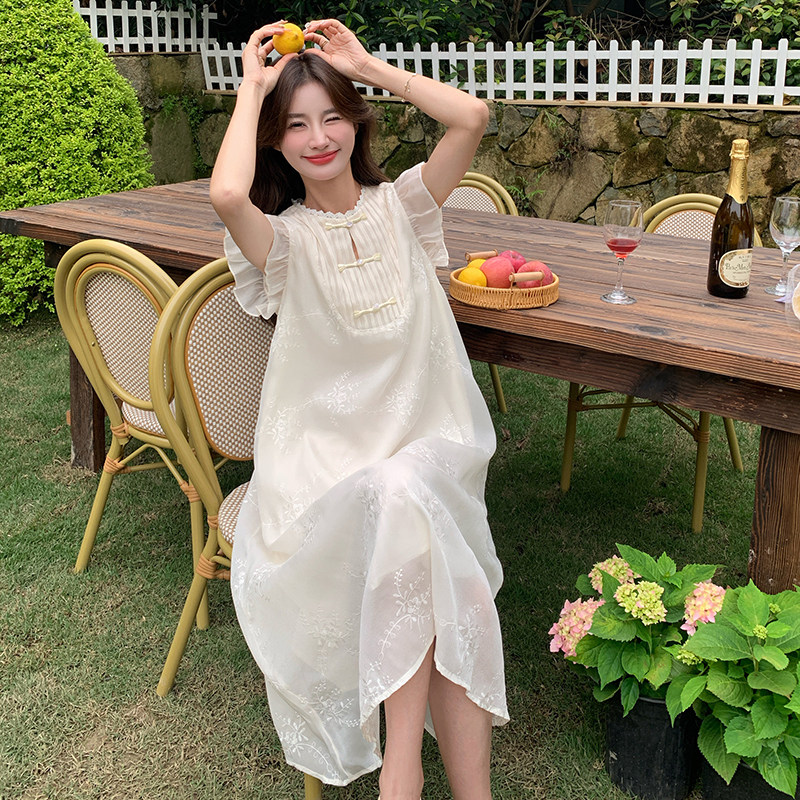新中式少女感白色连衣裙女装夏季法式温柔风盘扣绣花飞飞袖长裙,女装连衣裙,2C057