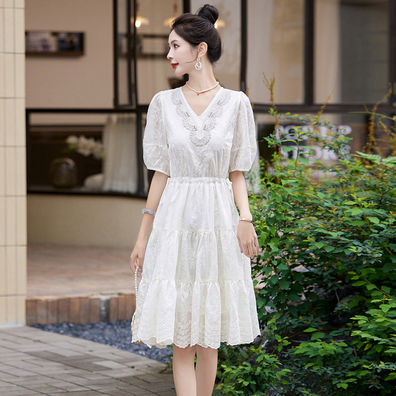 2025新款夏装V领灯笼袖显瘦减龄串珠连衣裙,女装连衣裙,丽莎妳雅