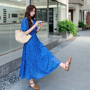 蓝色碎花法式连衣裙女2025年夏季新款泡泡袖时尚显瘦系带高腰长裙图片