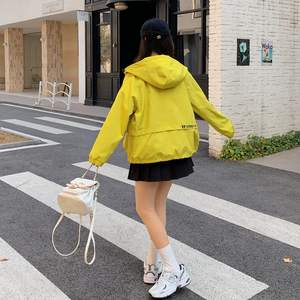 休闲工装连帽玫红色冲锋衣短外套女春秋季2025新款百搭巨好看夹克图片