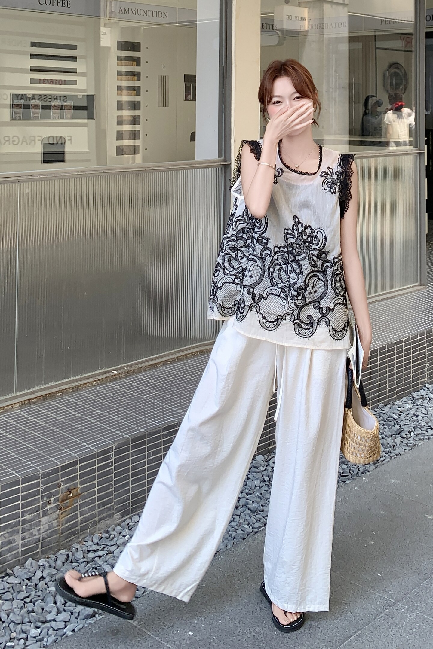 2025夏季法式高级感蕾丝刺绣背心套装女宽松休闲阔腿裤淡人两件套,女装套装/套裙,2C159