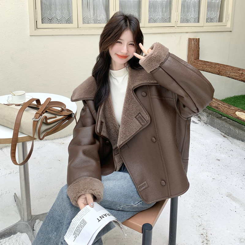 棕色皮毛一体翻领羊羔毛外套女2025冬季新款韩系复古小个子棉服潮,女装短外套,2B183