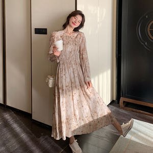 茶歇法式碎花连衣裙女2024秋季新款今年流行漂亮气质收腰显瘦长裙图片