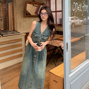 港风复古无袖牛仔连衣裙女2025春季新款学院风减龄收腰显瘦背心裙图片