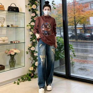 韩版时尚休闲套装女春季新款连帽刺绣卡通上衣破洞牛仔长裤两件套图片