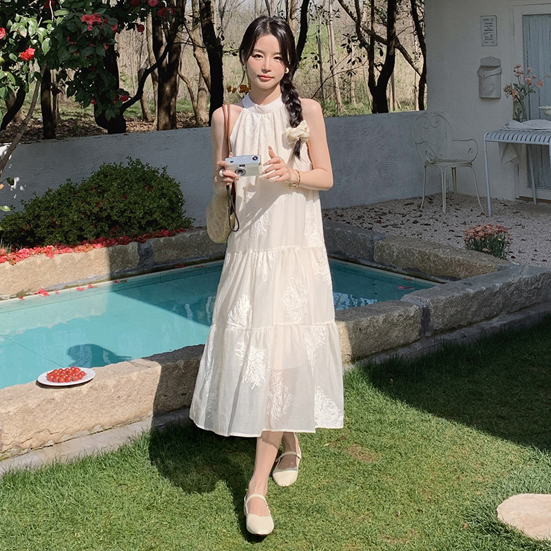 方得体穿搭挂脖连衣裙女2025夏季新款海边度假气质露肩长裙图片