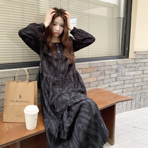 黑色轻熟风印花泡泡袖衬衫长裙女秋季2025新款法式高级感连衣裙图片
