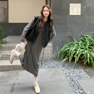 高级感韩系条纹连衣裙套装女秋慵懒松弛感PU皮黑色马甲叠穿两件套图片